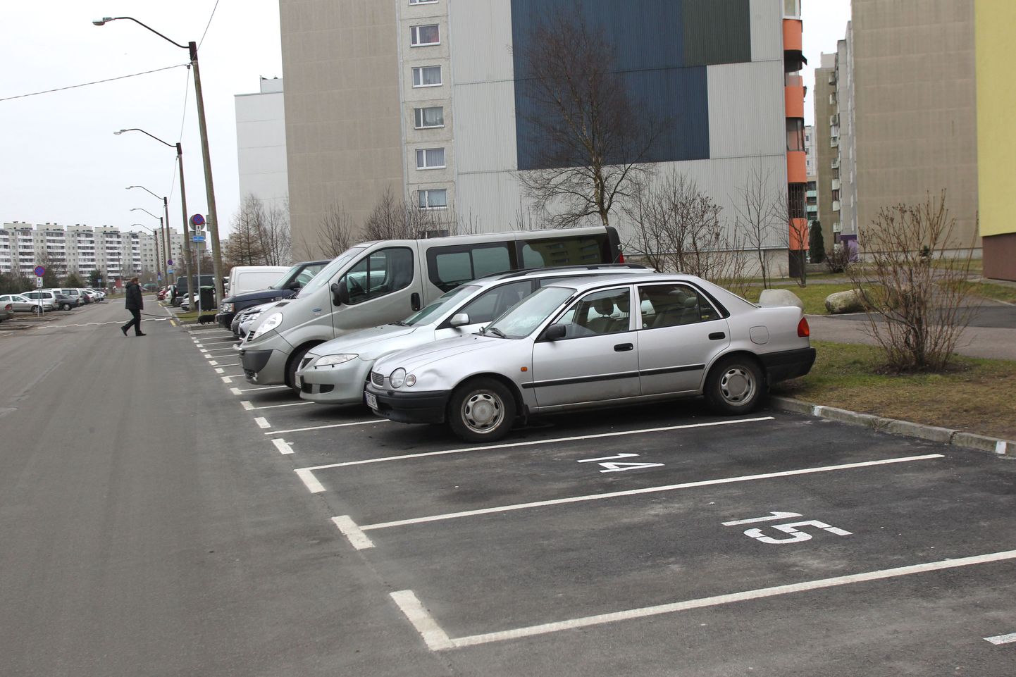 Парковка у многоквартирных домов - это большая проблема.