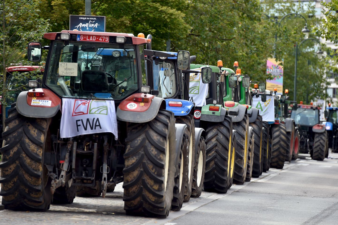 Tractors are seen in central Brussels as farmers and dairy farmers from all over Europe take part in a demonstration outside a European Union farm ministers' emergency meeting at the EU Council headquarters in Brussels, Belgium September 7, 2015. Thousands of farmers gathered in the European capital calling for more help with low prices and high costs. REUTERS/Eric Vidal