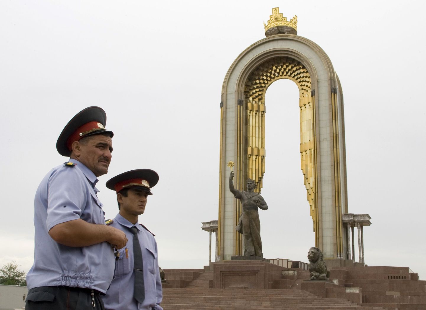 Miilitsad Dušanbes Tadžiki riigi asutaja Ismail Samani monumendi ees.
