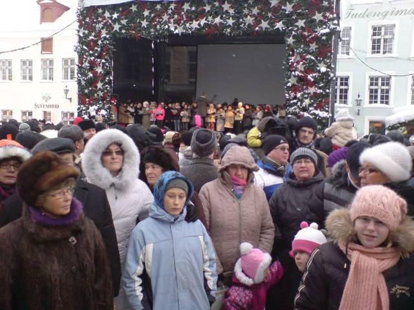 Tallinnas Raekoja platsi jõulukuusel süüdati täna esimene advendiküünal.