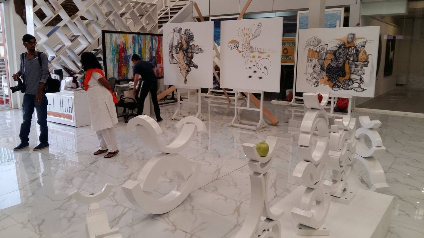 Abu Dhabis avati eestlastest kunstnike väljapanek töödest, mis on valminud kuu aja jooksul sealsamas.