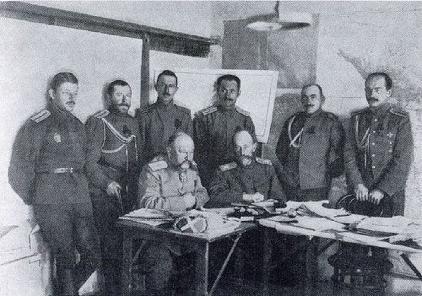 Русский генерал Николай Юденич (второй слева) в штабе со своими офицерами.