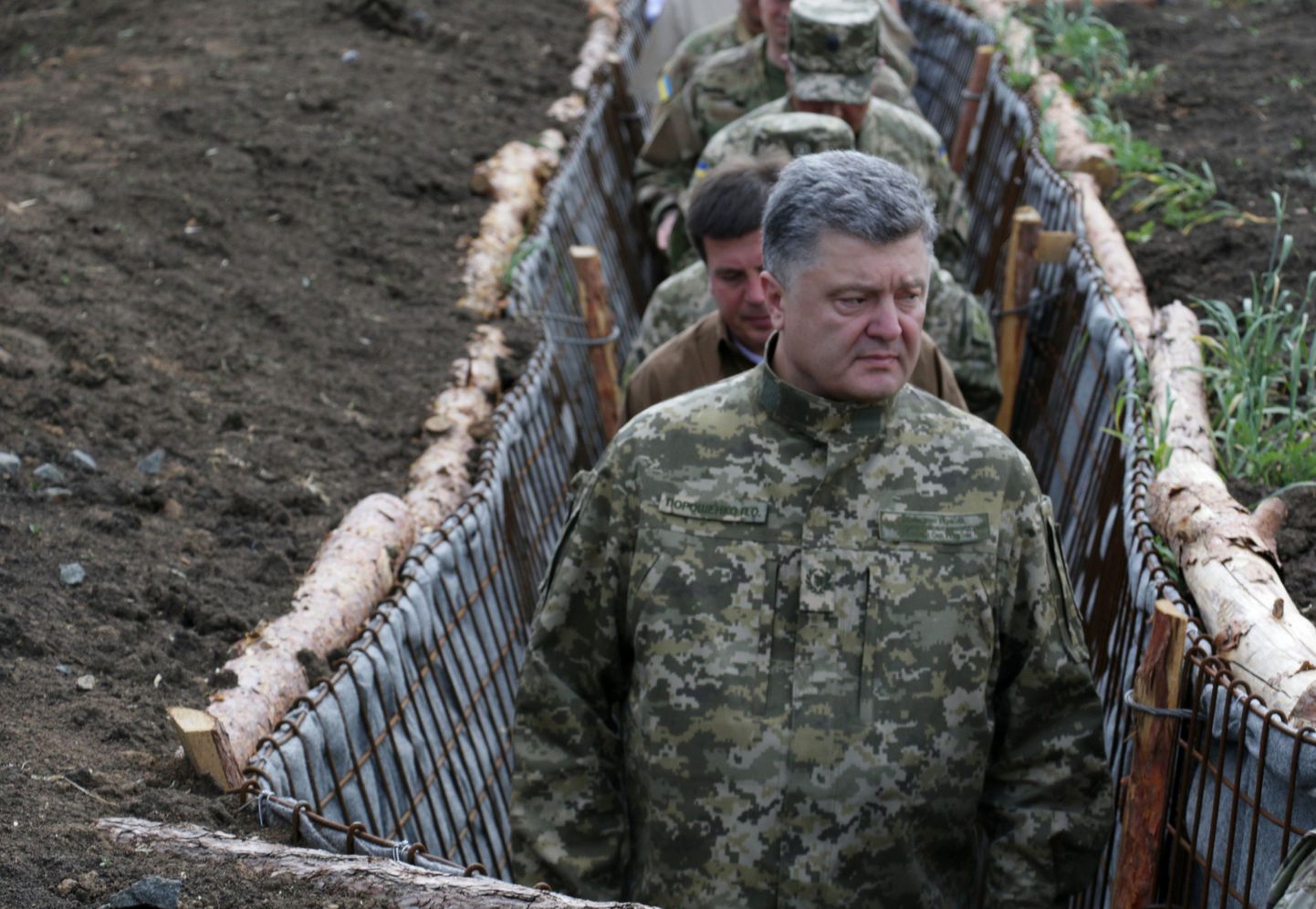 Ukraina president Petro Porošenko inspekteerimas kaitserajatiste ehitustöid Donetski oblastis.
