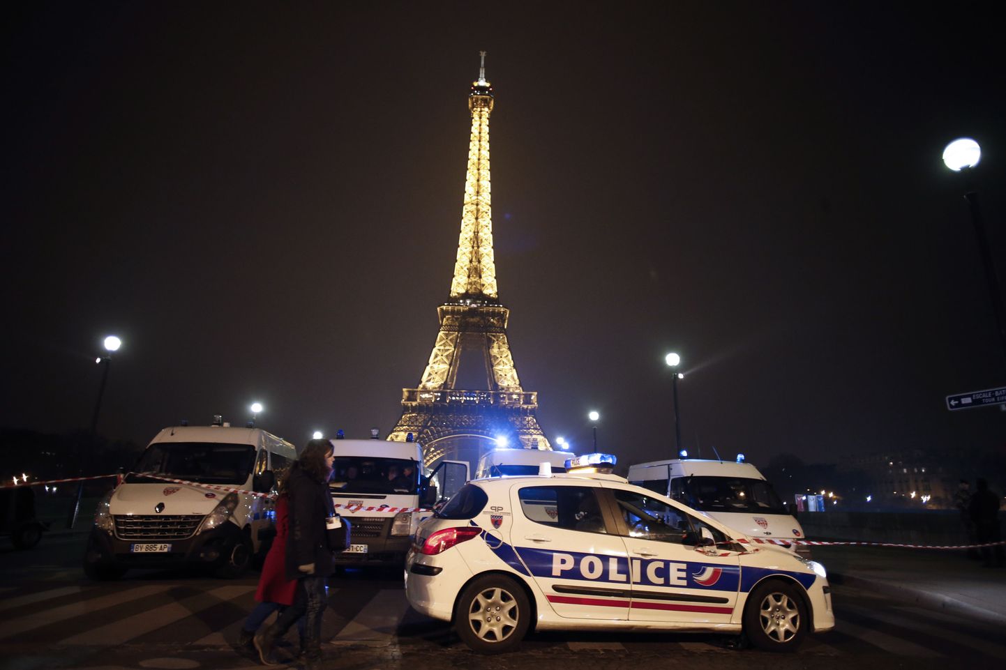 Eiffeli torn politsei piiramisrõngas.