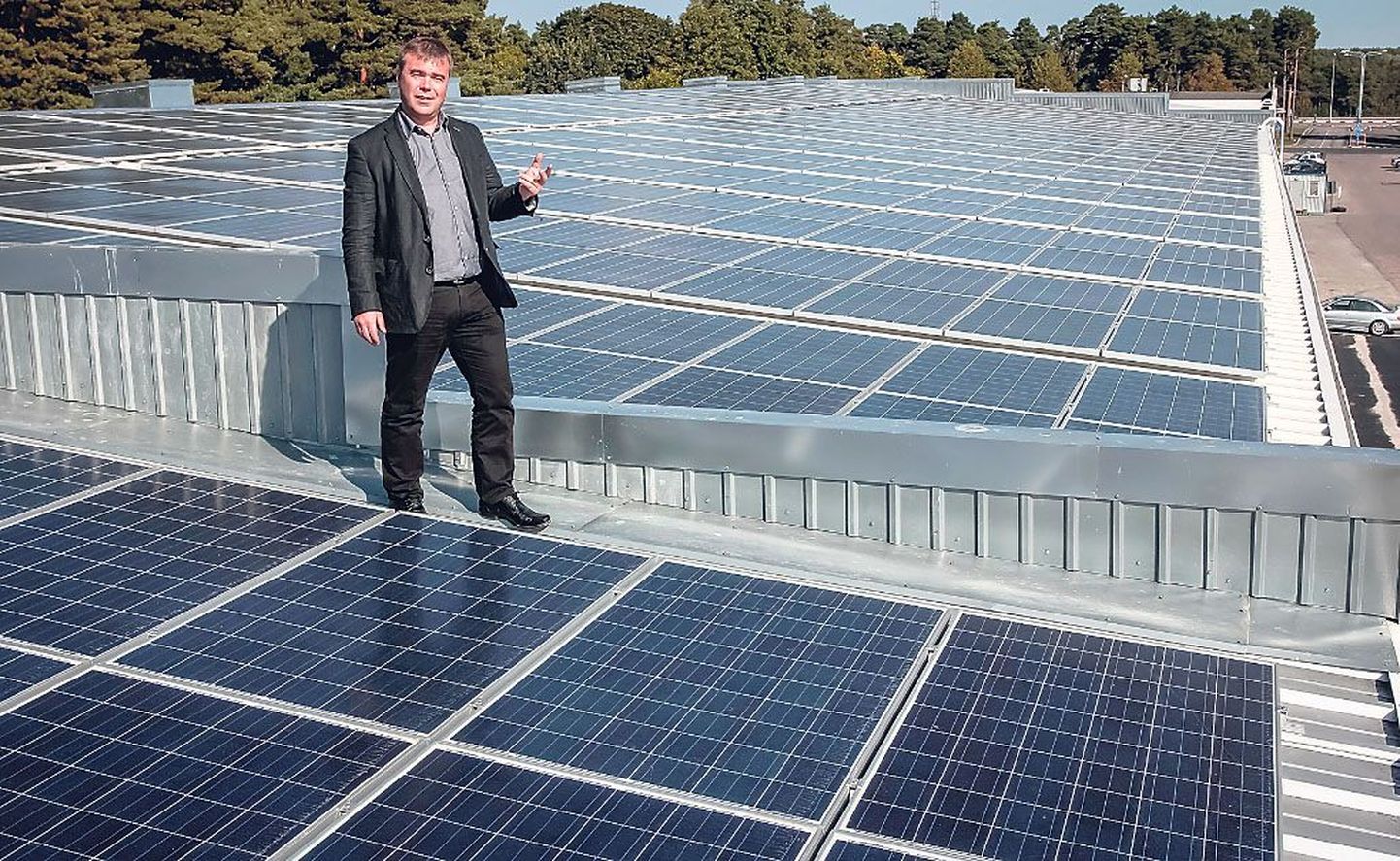 Agal Kinnisvarade juhatuse liige Ago Kalmer ostis 705 päikesepaneeli, mis võtavad enda alla ligemale 1300 ruutmeetrit katusepinda.