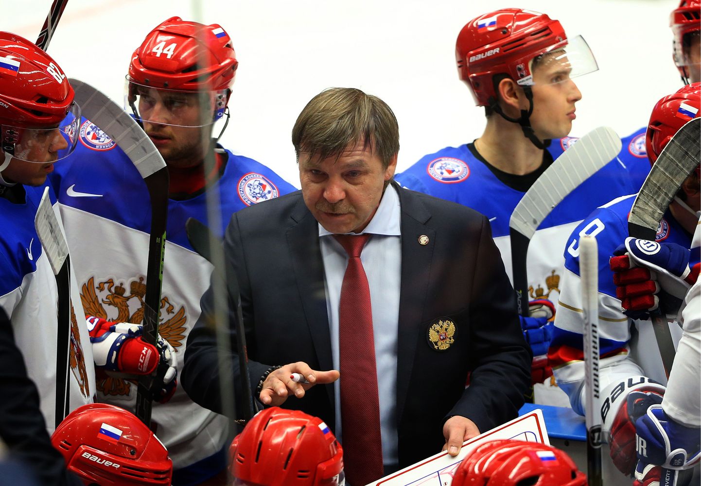Сборная России по хоккею потерпела первое поражение на ЧМ при Олеге Знарке, уступив команде США.