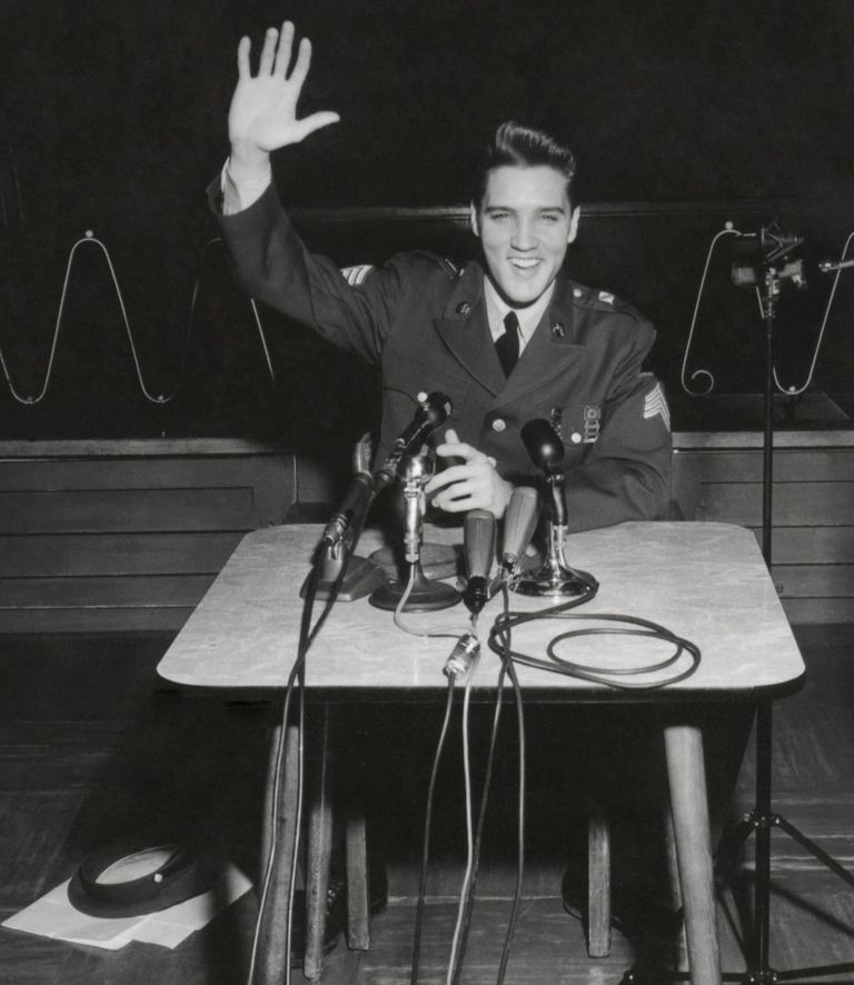 Seersant Elvis Presley pressikonverentsil aastal 1960.