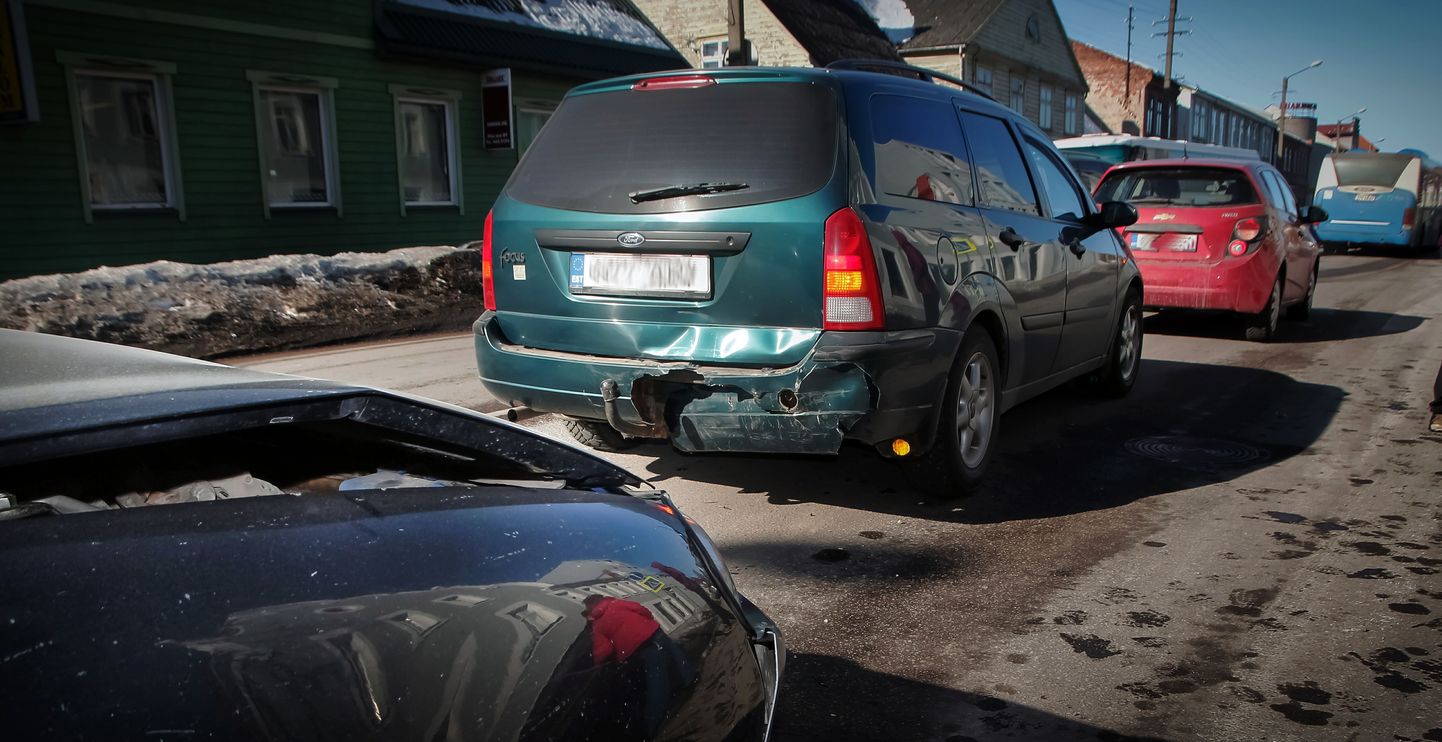Nelja auto ahelavarii Pärnus Riia maanteel tekitas mitmesaja meetri pikkuse ummiku.