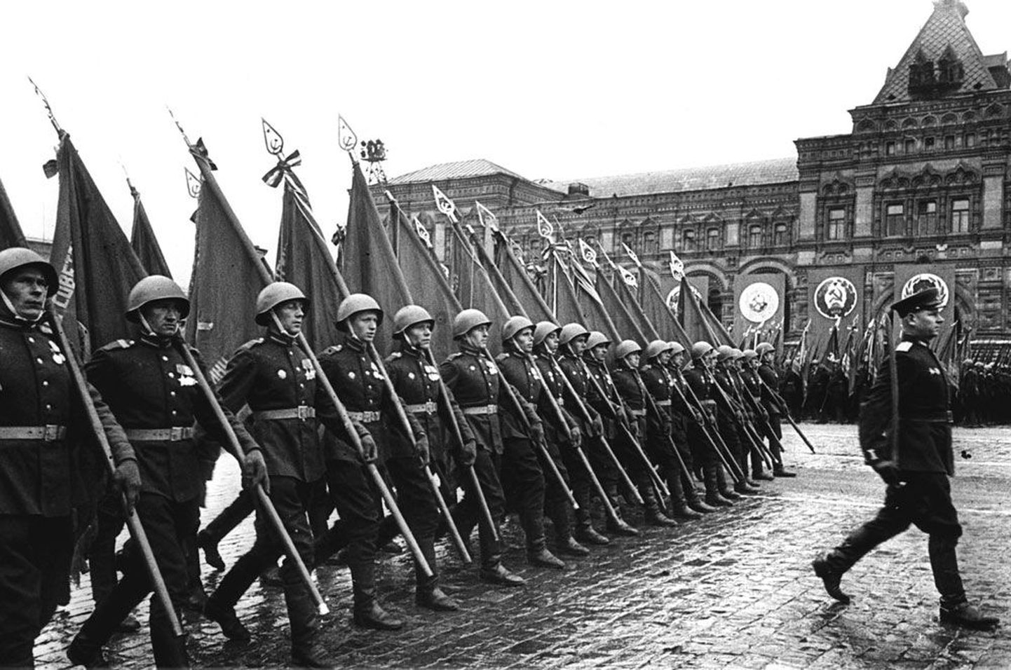 24. juunil 1945 marssisid võidukad Punaarmee sõdurid Moskvas Punasel väljakul, tähistamaks võitu Natsi-Saksamaa üle. Eelnõu, mis keelaks Nõukogude armee kritiseerimine, on Vene riigiduumas esitatud juba mitmel korral.