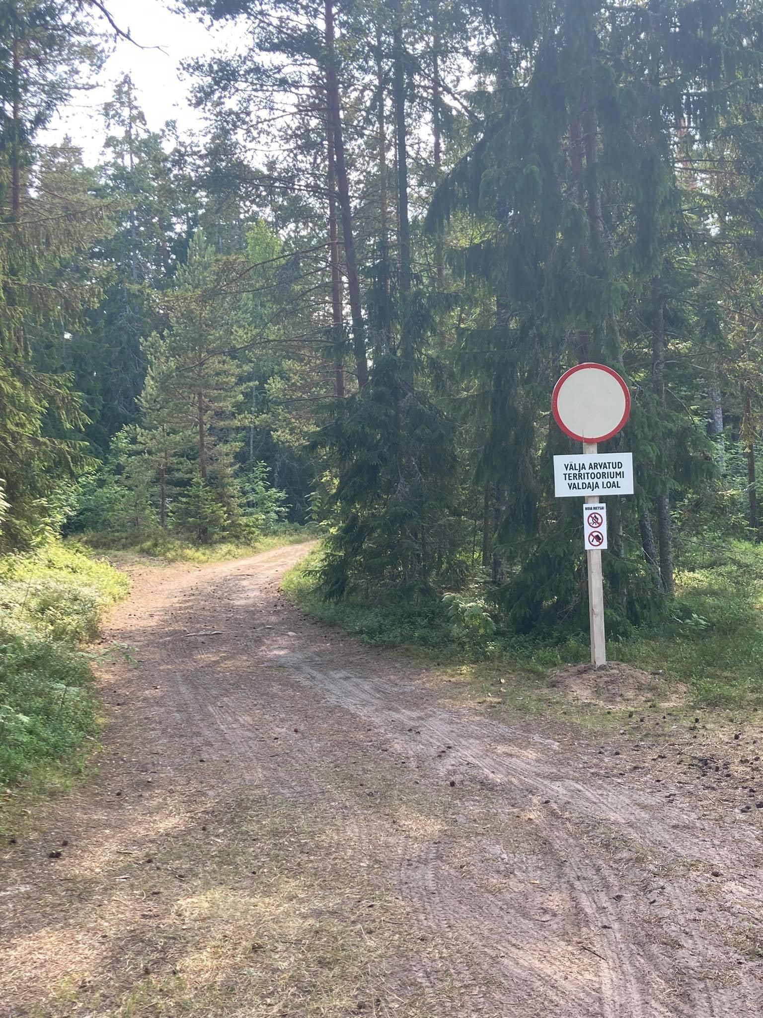 Vainupea metsa paigutati sissesõitu, telkimist ja lõkketegemist keelavad märgid.