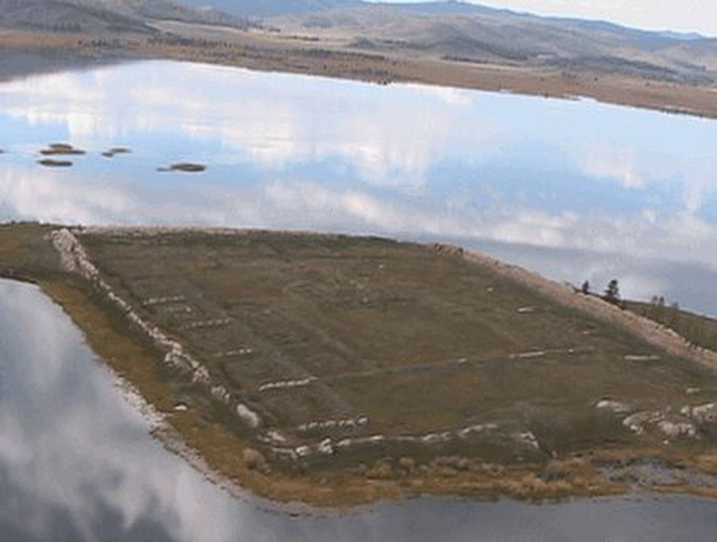 Siberis Tuvas asuval Tere-Kholi järvel on saar, millel on kindluse jäänused