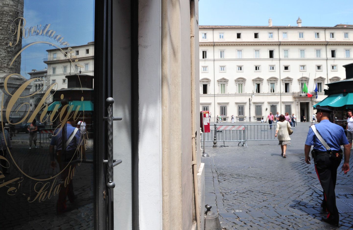 Vasakul Antico Caffe Chigi, paremal tagapool paistab peaministri büroo.