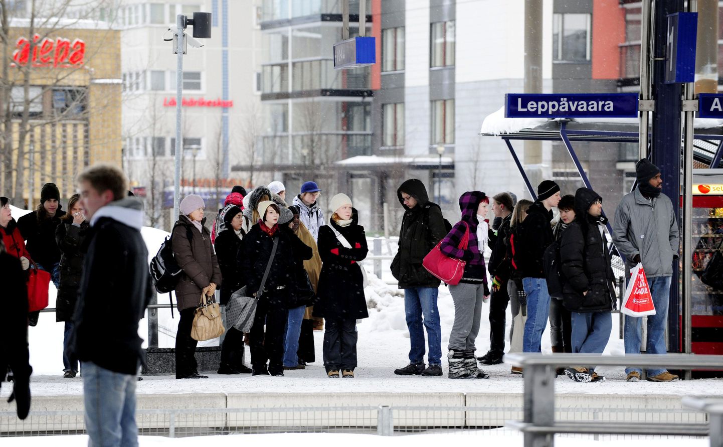 Inimesed Espoo bussipeatuses.