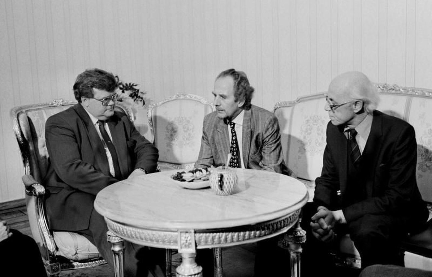 «Need, kes julgevad»: Jón Baldvin Hannibalsson (keskel) peab nõu Edgar Savisaare ja Lennart Meriga.