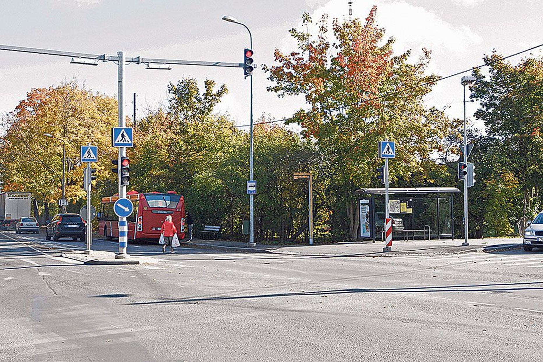Riia tänaval Raja peatuses on peatusemärk bussitasku absoluutses lõpus, tabloo veel kaugemal ja paviljon pigem Raja tänaval.