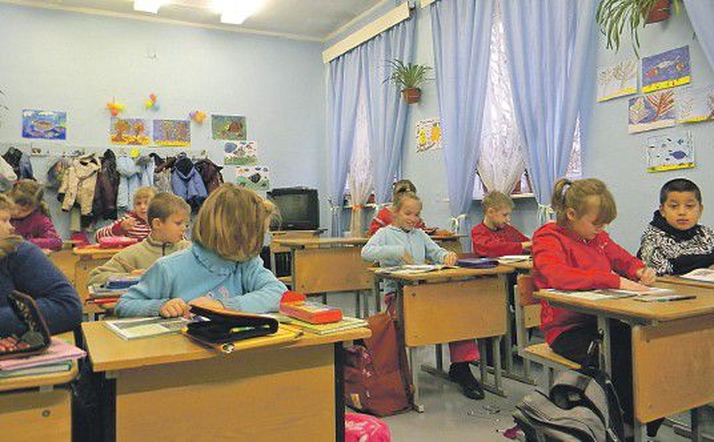 В Нарвской православной гуманитарной школе дети сидят на уроках в теплых джемперах: хотя в классах включены обогреватели, в коридорах и столовой все же холодно.