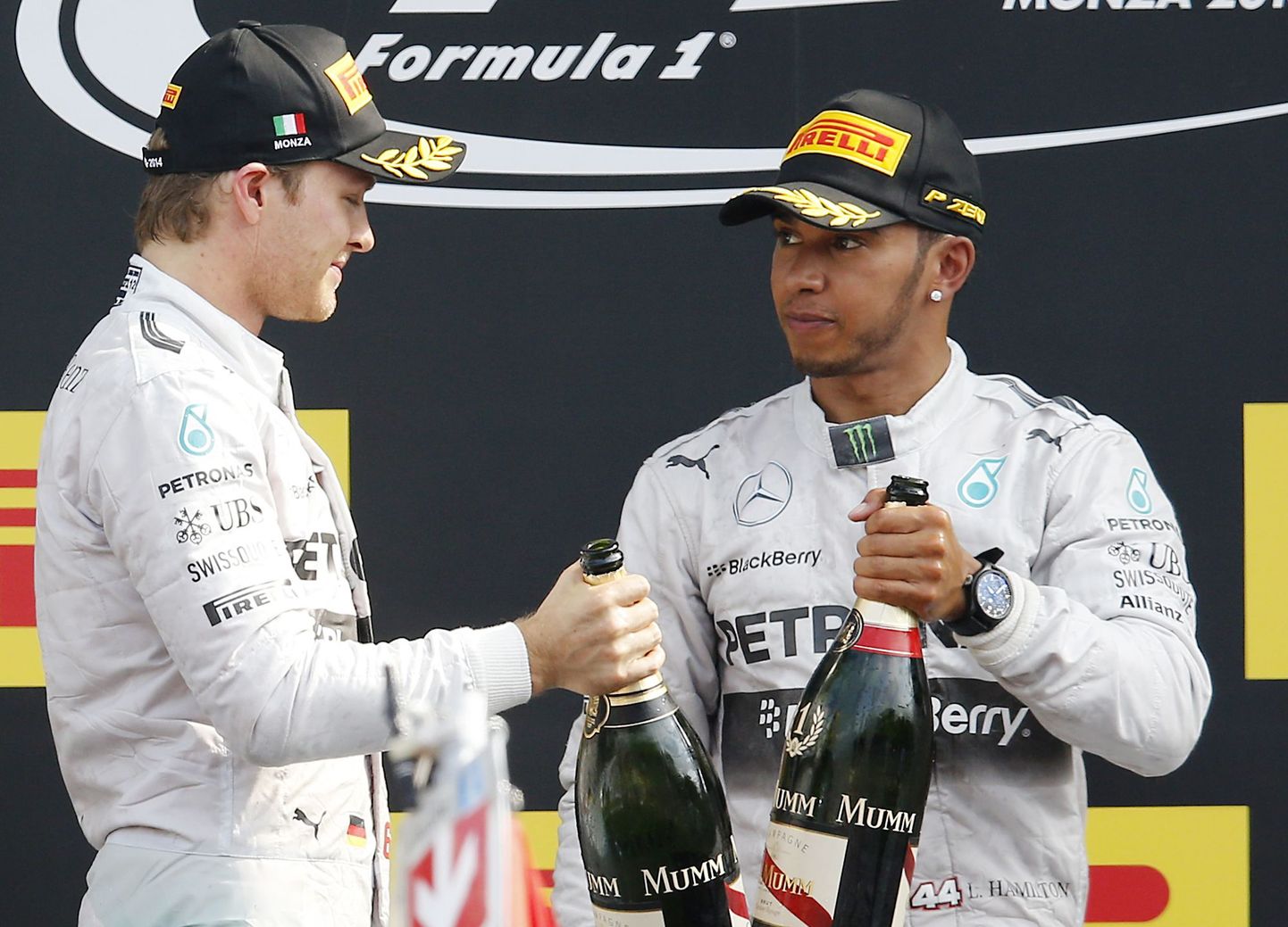Mercedese sõitjad Lewis Hamilton (paremal) ja Nico Rosberg saavad pidevalt raadio teel tiimilt juhiseid, kuidas võistkonnakaaslasest kiirem olla.