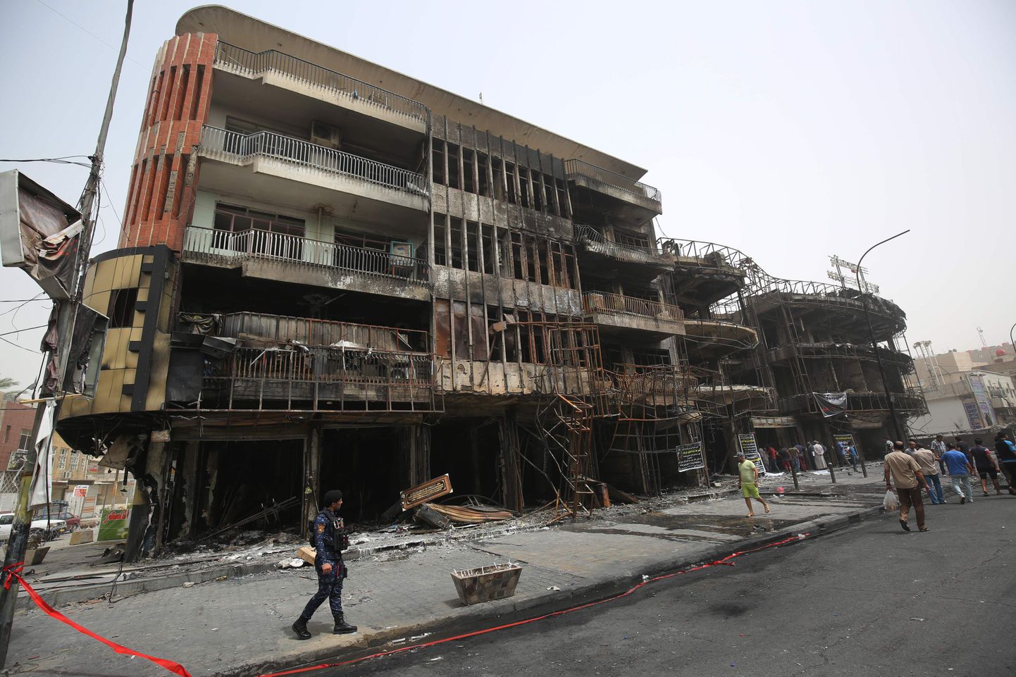 Plahvatusest räsitud hoone Bagdadis. Islamiriigi poolt korraldatud rünnakus hukkus rohkem kui 250 inimest.