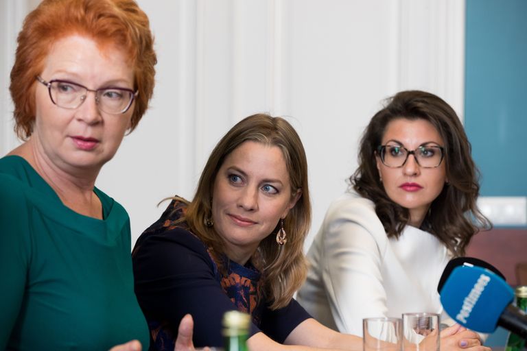 «Три сестры» Центристской партии – Яна Тоом, Оудекки Лооне и Ольга Иванова на пресс-конференции.