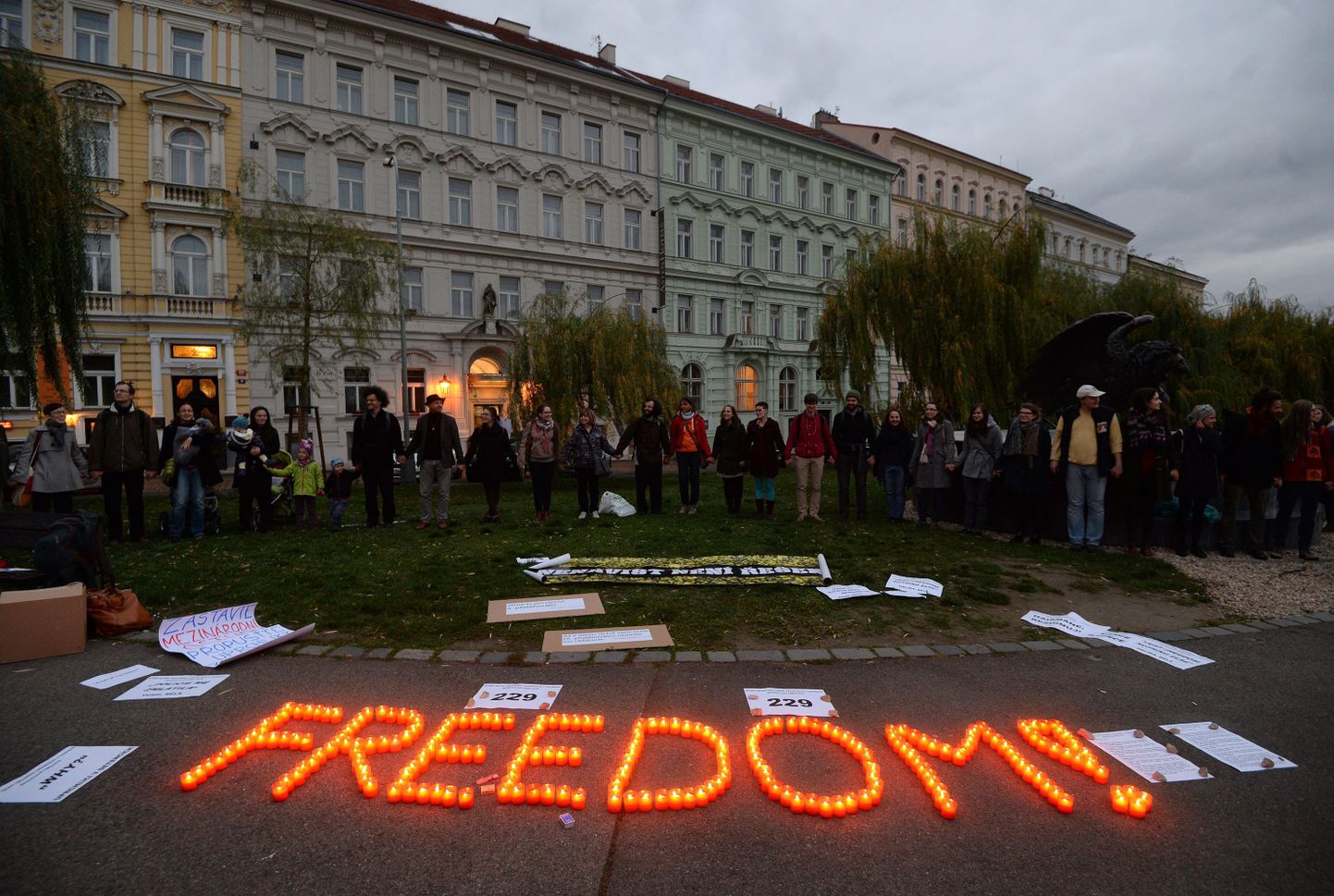 Meeleavaldajad avaldamas Tšehhis kinni hoitavatele migrantidele toetust kirjaga «Vabadus».