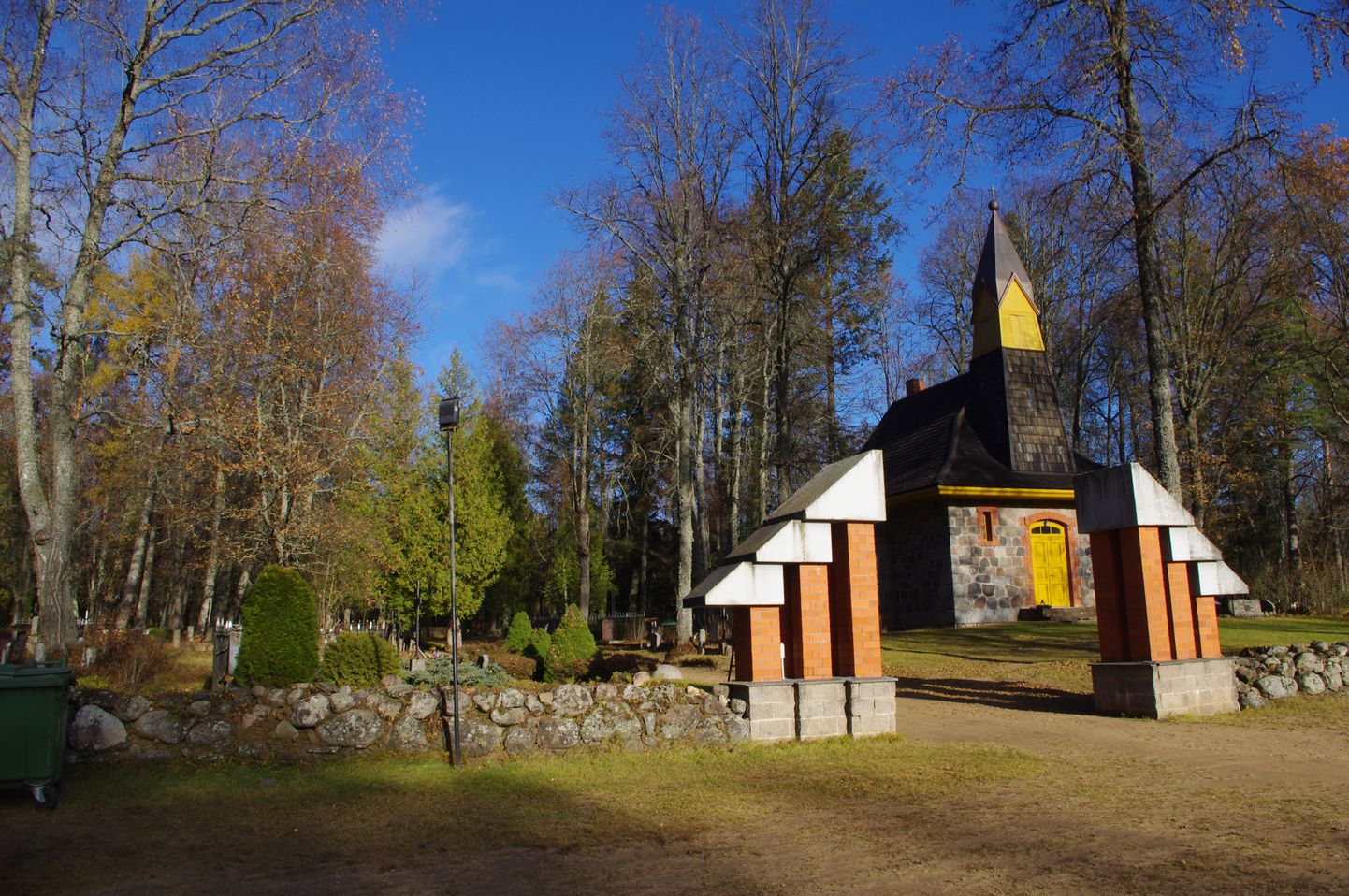 Helme kalmistu on oma kaheksa hektari suuruse pindalaga üks suuremaid Eestis ning nüüdsest on võimalik nii sinna kui Taagepera kalmistule maetute andmeid otsida interneti vahendusel.