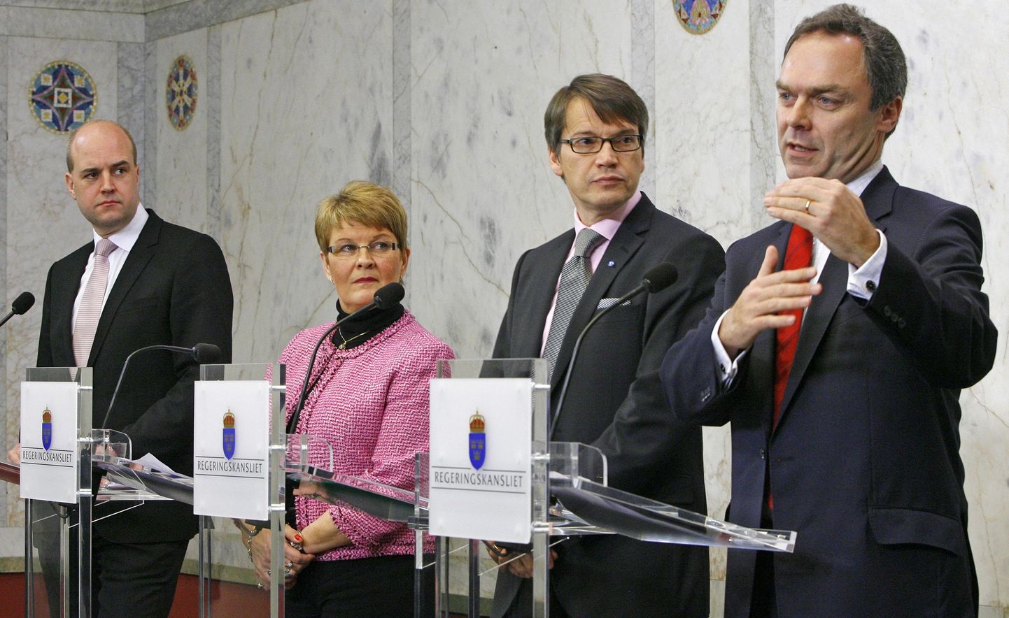Pildil (vasakult paremale) peaminister Fredrik Reinfeldt, asepeaminister Maud Olofsson, sotsiaalminister Göran Hägglund ja haridusminister Jan Björklund tänasel pressikonverentsil.