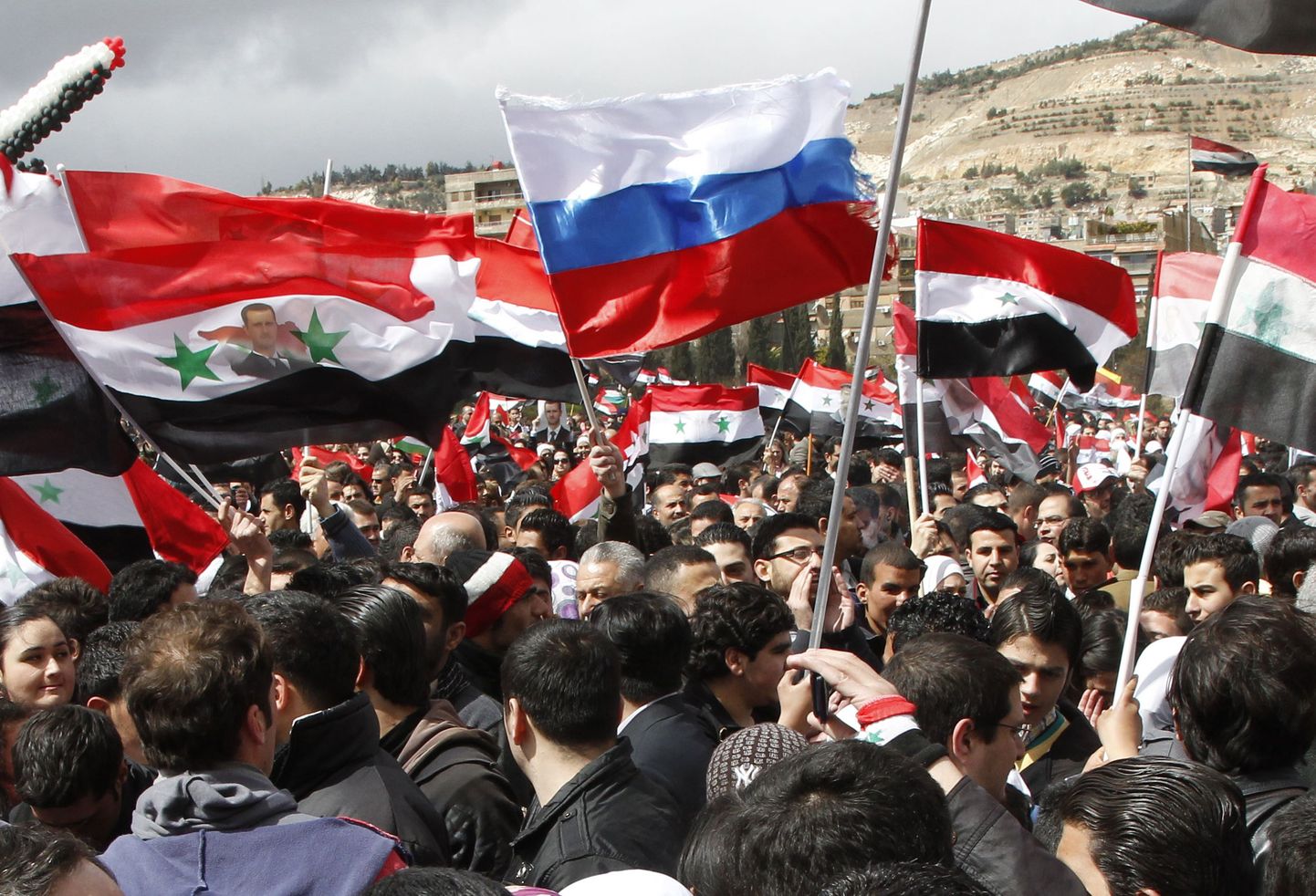 Süüria presidenti Bashar al-Assadi toetav rahvakogunemine Damascuses eile. Lisaks Süüria lippudele on näha ka ühte Vene lippu.