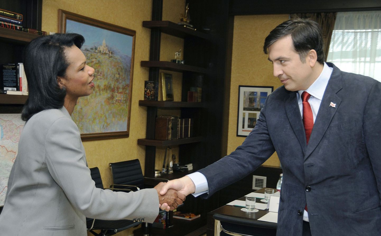 USA riigisekretär Condoleezza Rice surus kätt Gruusia presidendi Mihheil Saakašviliga.