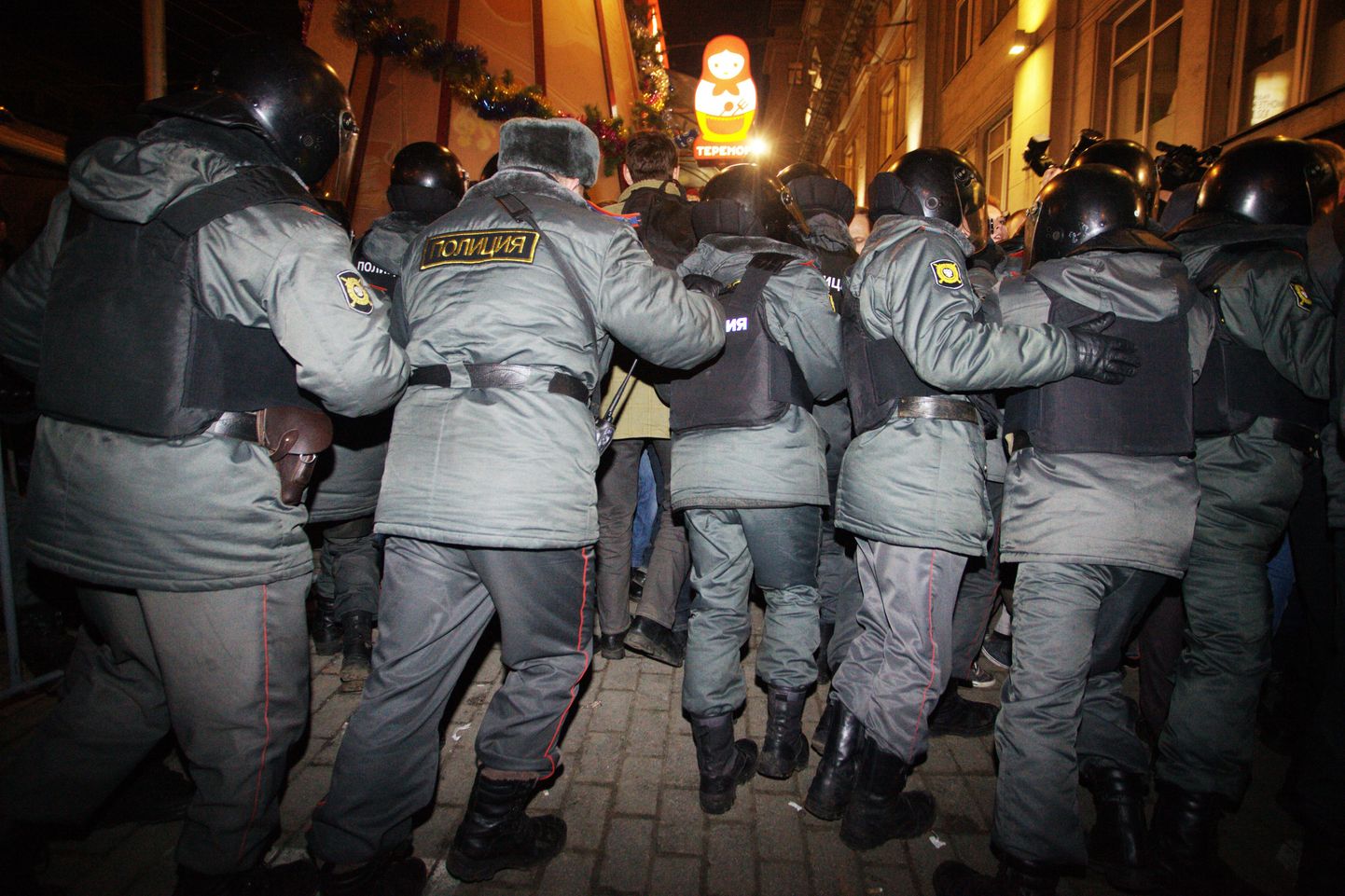Politseinikud piiravad ümber Triumfi väljakut Moskva kesklinnas. Pilt on tehtud 6. detsembril.
