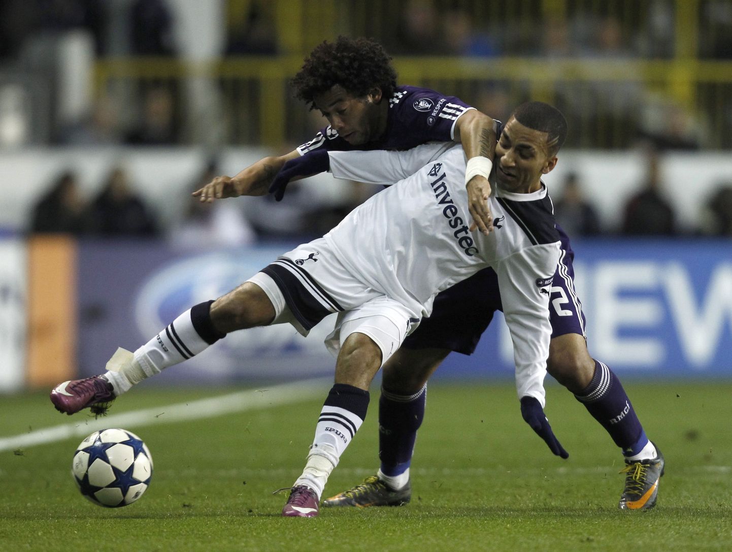 Real Madridi Marcelo (tumedas) ja Tottenham Hotspuri Aaron Lennon palli pärast võitlemas.