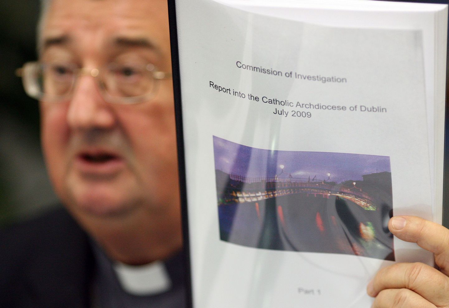 Dublini peapiiskop Diarmuid Martin  näitamas laste ärakasutamist käsitlevat raportit