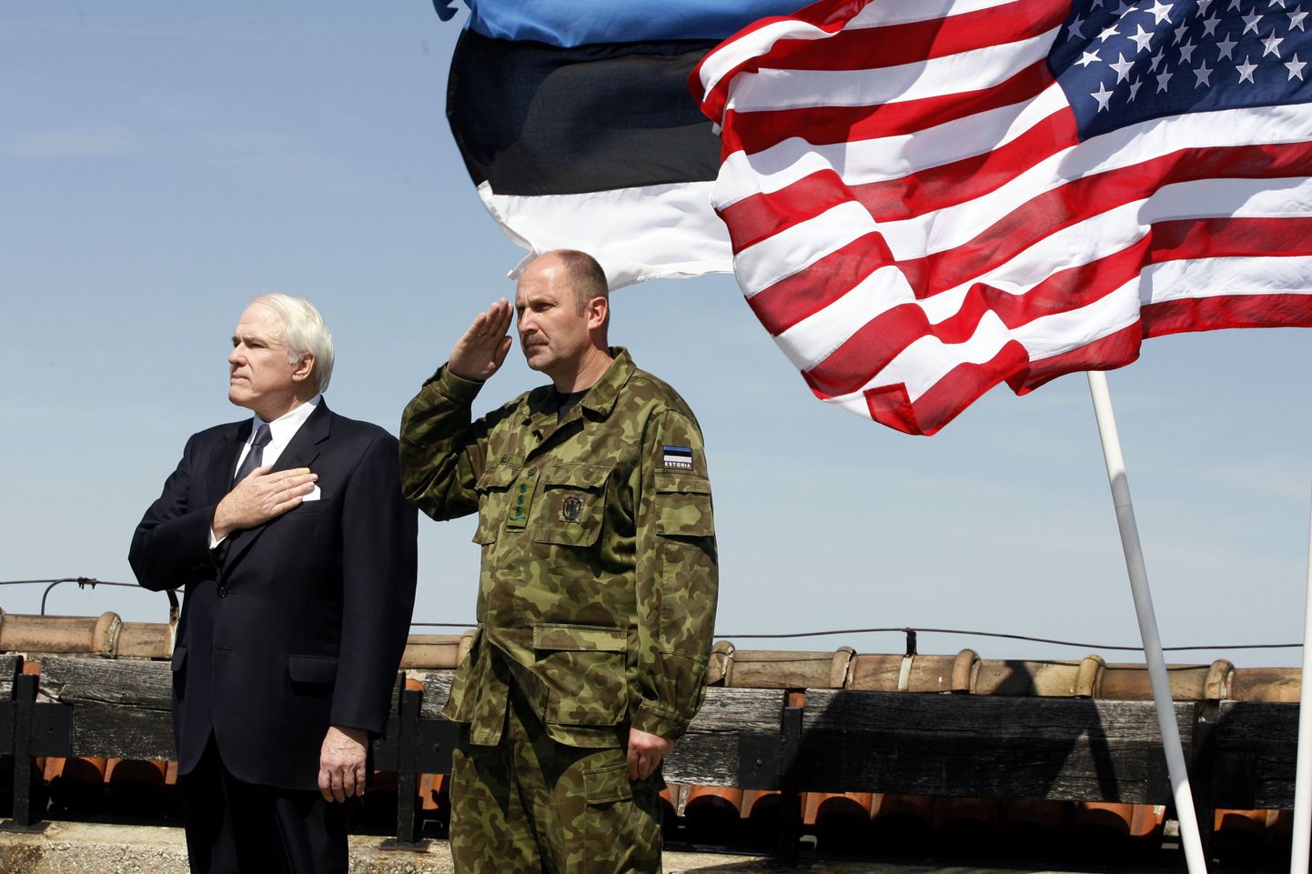 Eelmine USA suursaadik Stanley Davis Phillips ja brigaadikindral Neeme Väli Iraagis teeninud eestlaste autasustamisel.