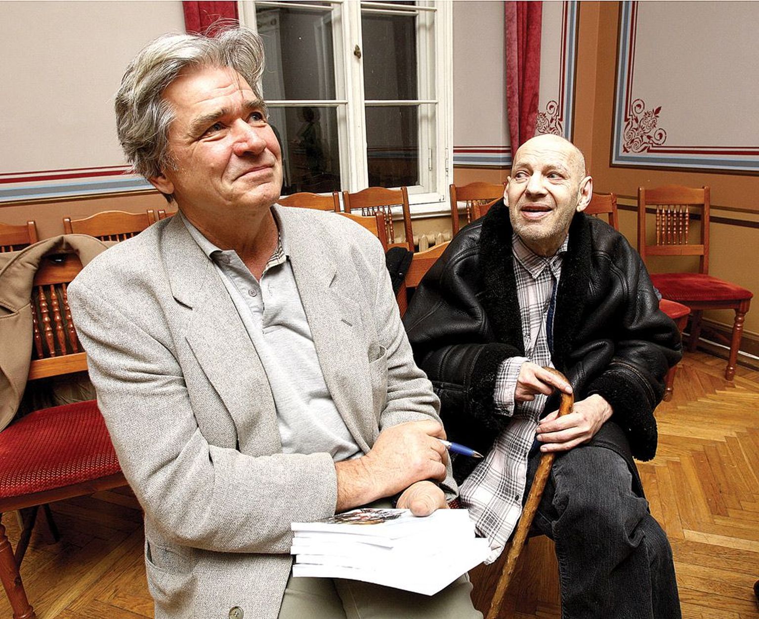Pärast esitluse jutuvooru läksid kõik veini mekkima. Aleksander Müller koos teda saatnud Päärn Hindiga (vasakul), kes sõidutas Sassi esitlusele ja koos autorieksemplaridega koju tagasi, jäi saali austajatega juttu puhuma ja autogramme jagama.