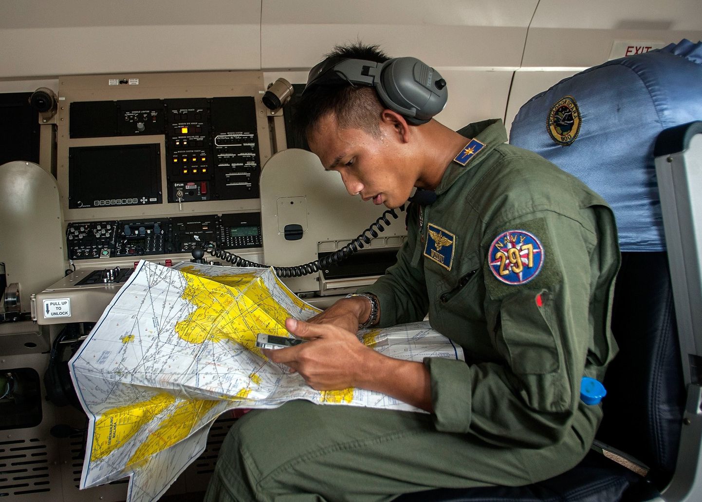 Otsimismissioonil osalev Indoneesia sõdur kaarti uurimas