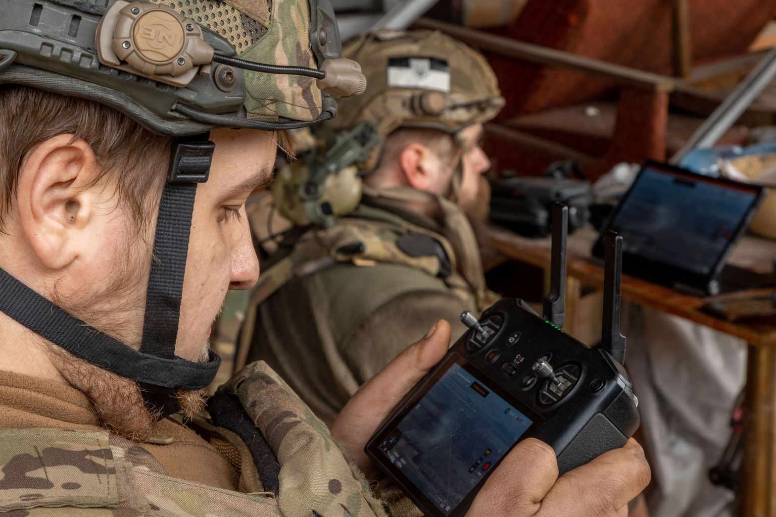 Ukraina 1. tankibrigaadi droonijuht Kaban juhib drooni, et korraldada tuld Vene üksuse miinipildujate hävitamiseks. Eemal istub teine droonijuht Terrikon.