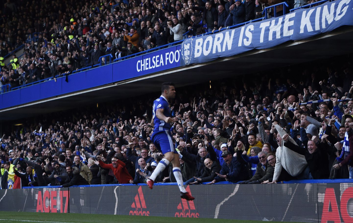 Diego Costa tähistamas Chelsea võiduväravat.