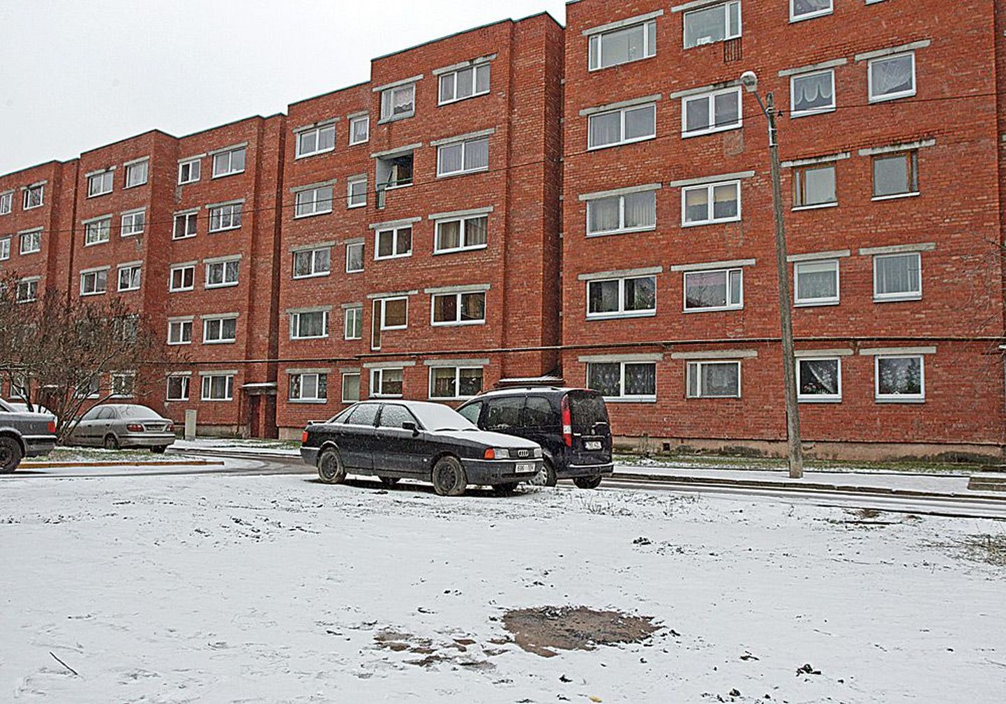 Пятно на снегу во дворе дома на улице Ляэне в Тарту указывает то место, где полицейские обнаружили под горящим автомобилем труп 30-летней Сигрит.