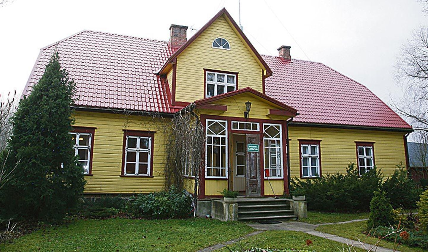 Voltveti mõisa metsahärrale ehitatud puidust häärber on Kärsu küla süda, siin asub Pärnumaa kutsehariduskeskuse Tihemetsa metskonna kontor.