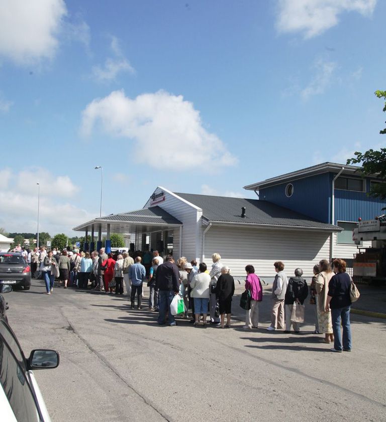 В 2013 году на открытие магазина Gross в Тарту пришло большое количество людей.  / Postimees