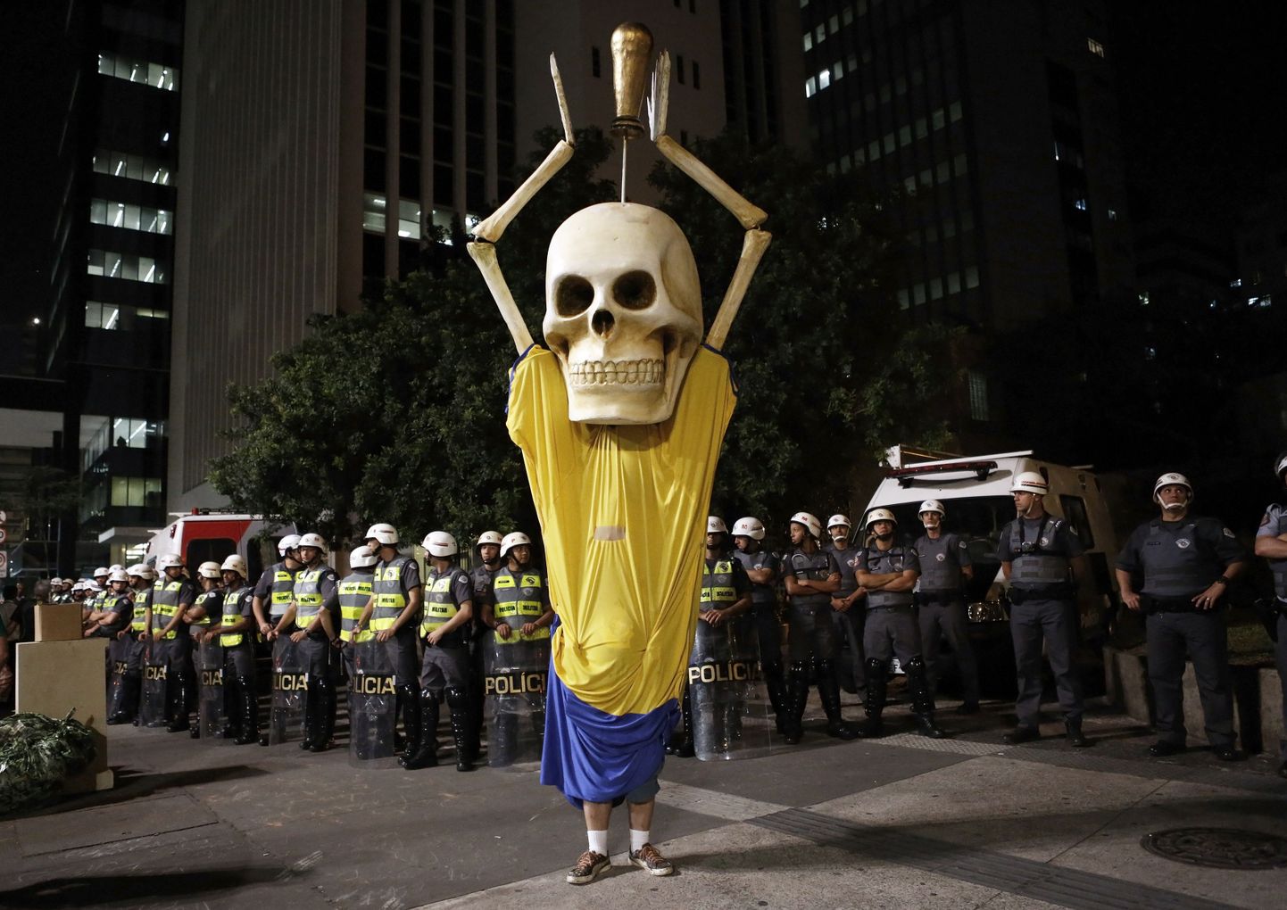 Протестующий против проведения ЧМ в Бразилии.