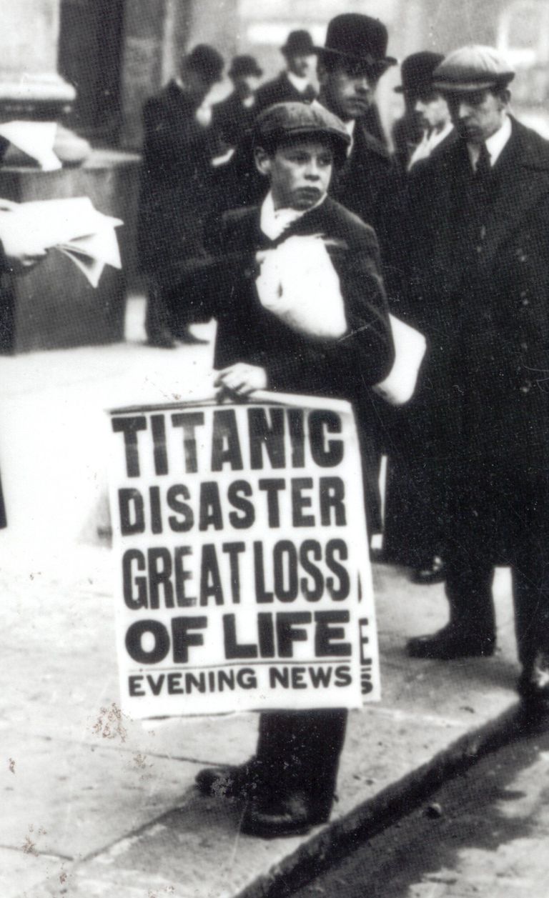 Londoni lehepoiss teatamas Titanicu hukust