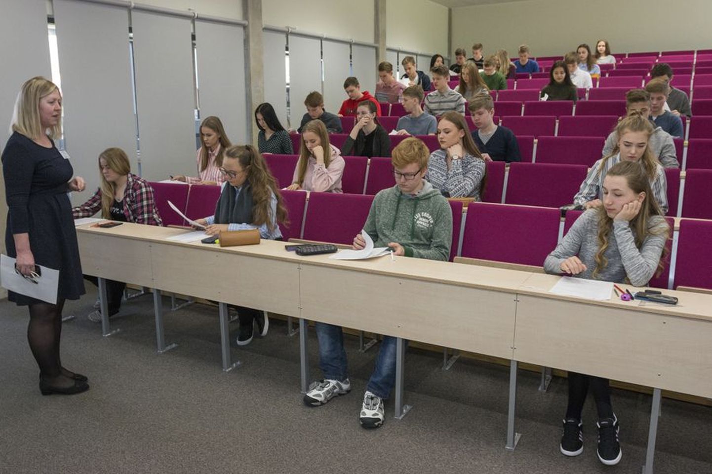 22. aprillil olid Viljandi gümnaasiumi õpperuumid kirjaliku sisseastumiseksami tegijate päralt.