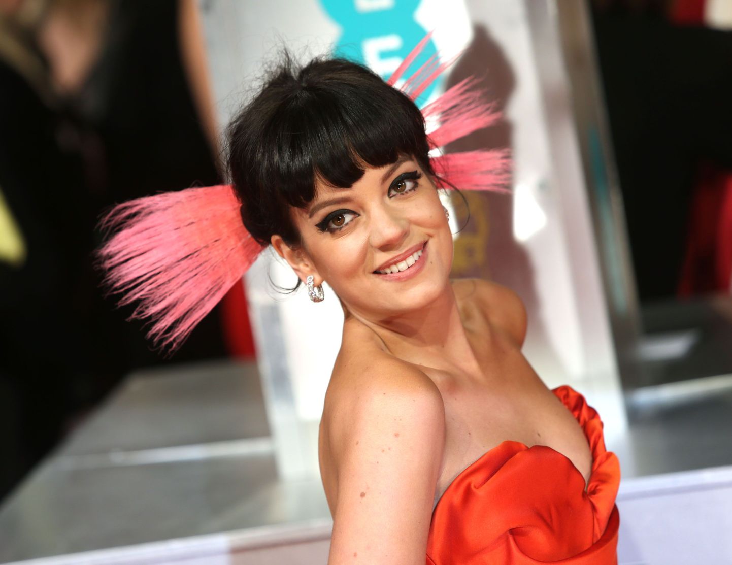 Singer Lily Allen poses for photographers on the red carpet at the EE British Academy Film Awards held at the Royal Opera House on Sunday Feb. 16, 2014, in London. (Photo by Joel Ryan/Invision/AP) / TT / kod 436
