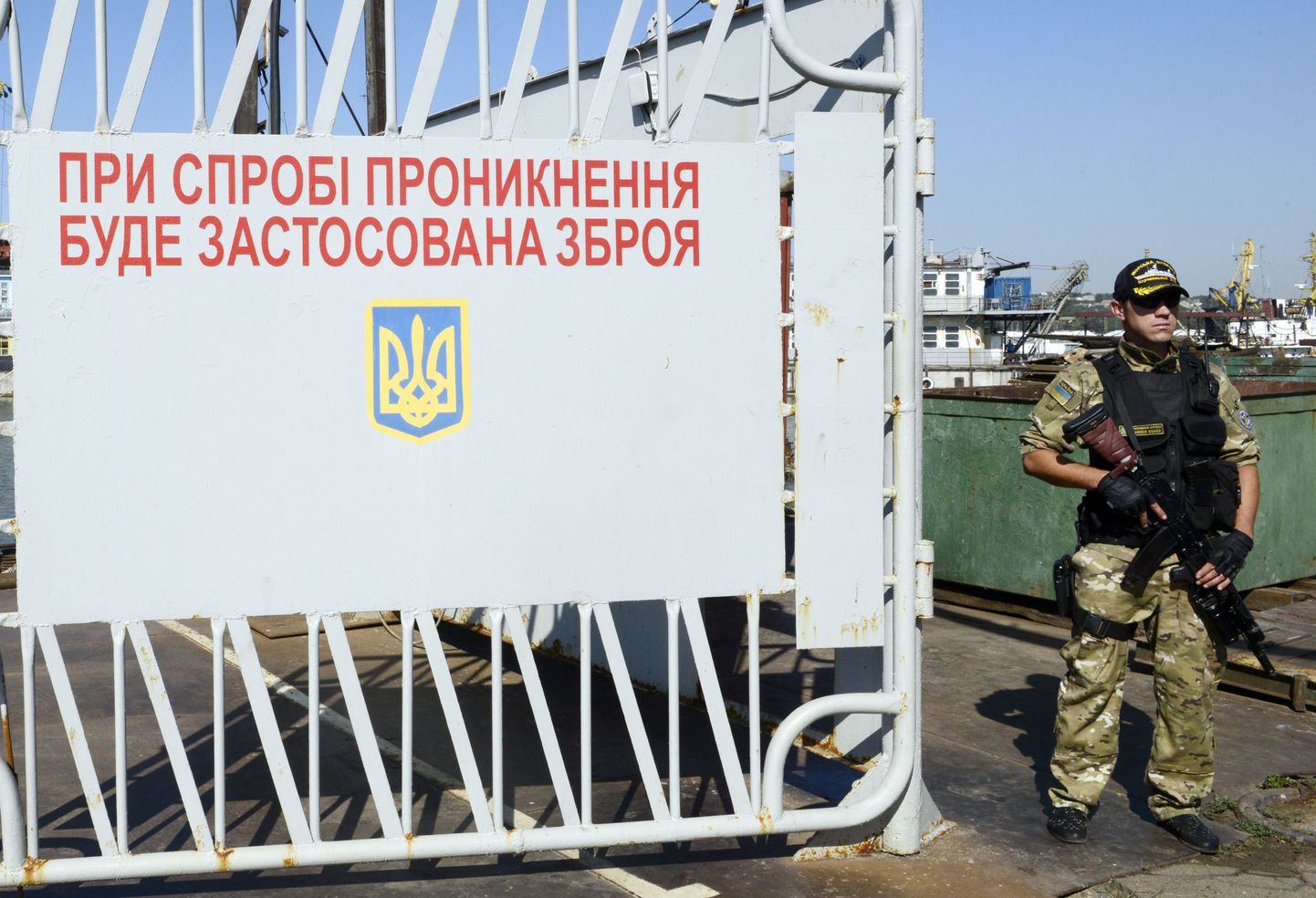 Relvastatud valve Mariupoli sadamas.
