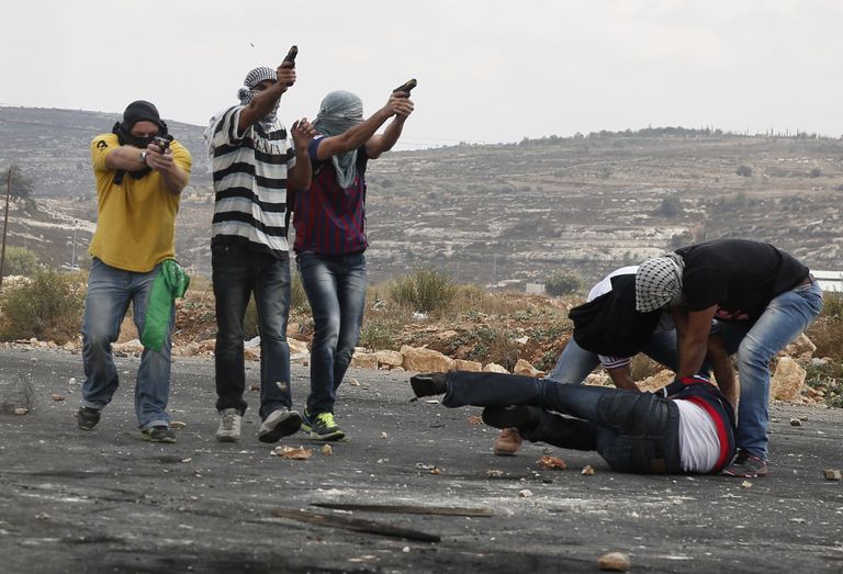 Erariietusse maskeerunud Iisraeli julgeolekujõud Ramallah's palestiinlastest kiviloopijaid kinni võtmas.