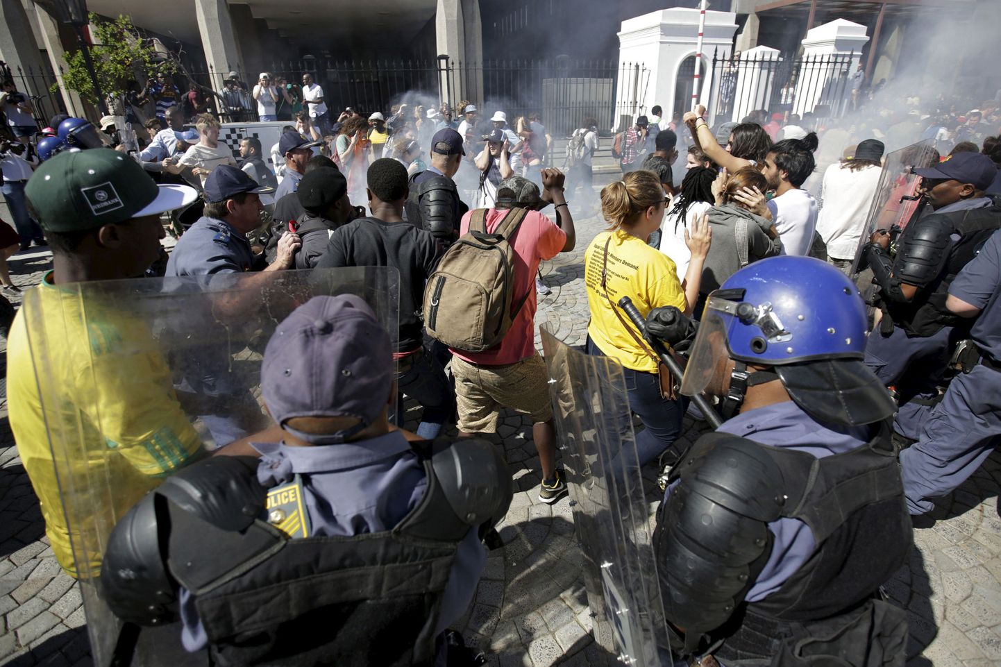 Студенты в ЮАР штурмуют парламент.