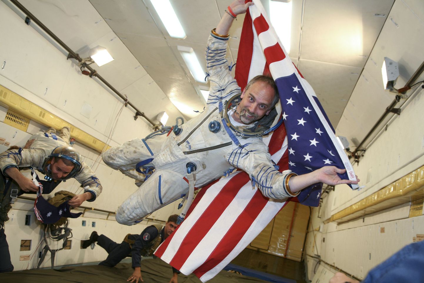 USA kosmoseturist Richard Garriott katselennul Moskva regiooni kohal.