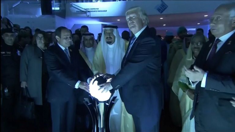 Kuulus foto Donald Trumpist Egiptuse ja Saudi Araabia riigipeadega. /Reuters/Scanpix.