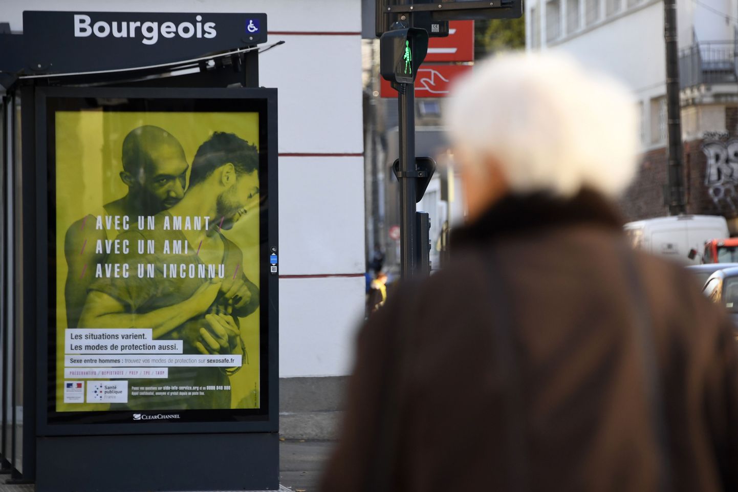 В рамках кампании французского правительства в 130 городов были разосланы плакаты с изображениями пар мужчин разных возрастов и рас, призывающие к безопасному сексу.