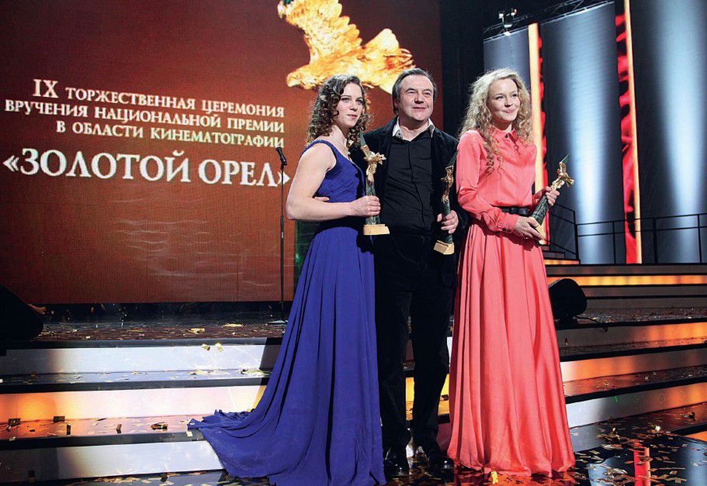 Режиссер Алексей Учитель и актрисы Аньорка Штрехель (слева) и Юлия Пересильд с «Золотыми Орлами» за фильм «Край», победивший в четырех номинациях.